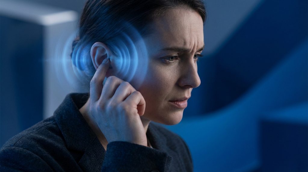 Oreille gauche qui siffle, symbolisant les acouphènes et les problèmes auditifs